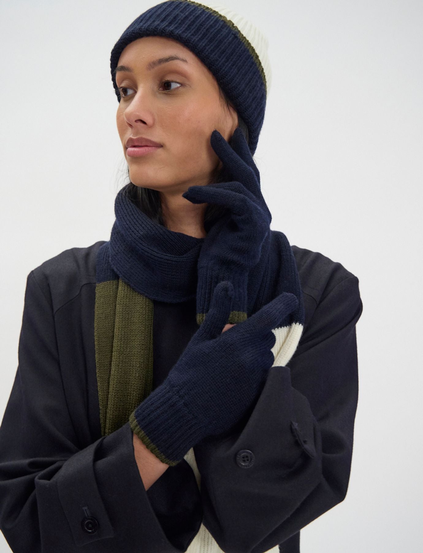 Bahia gloves in navy knit, khaki mesh