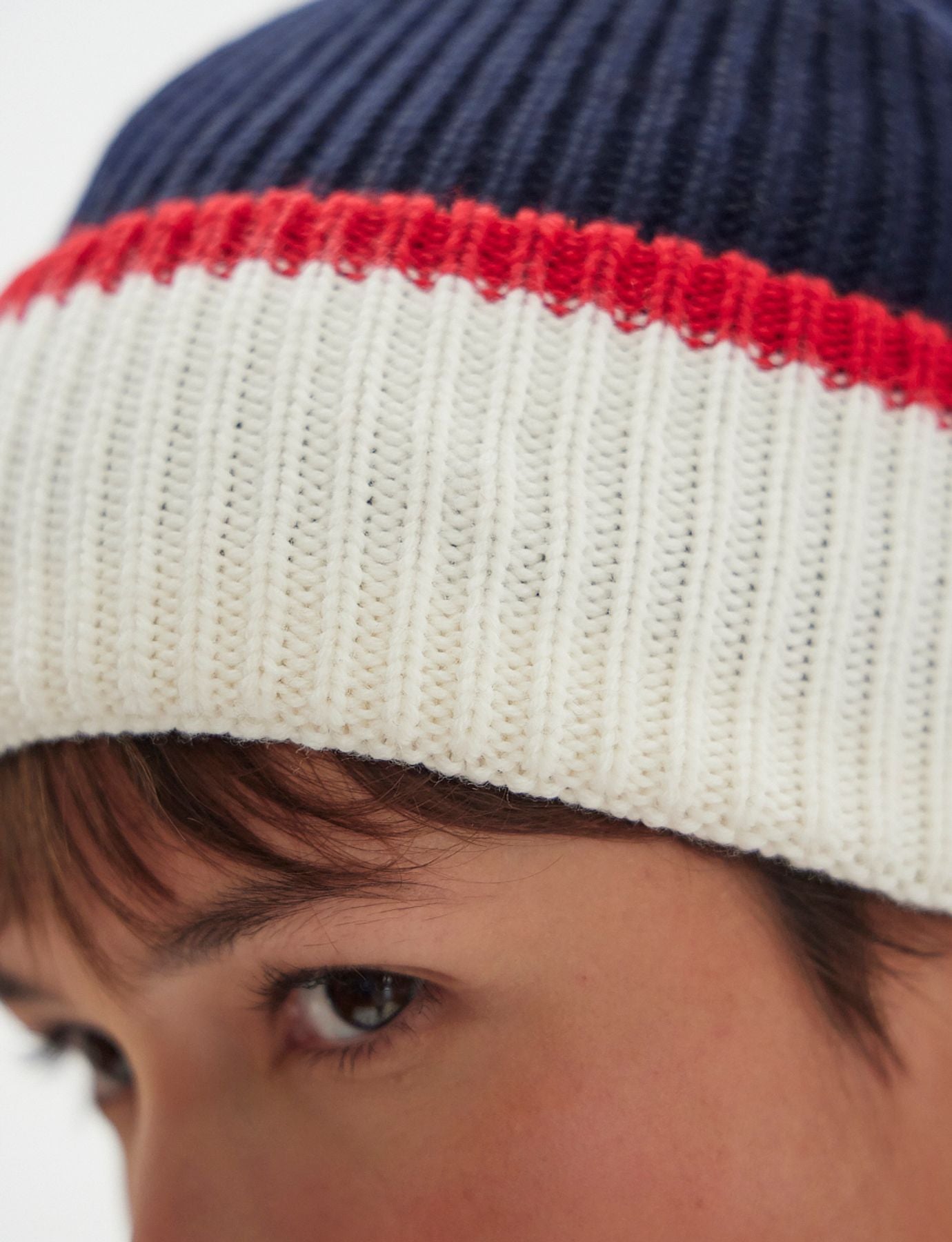 Bahia gloves in navy knit, red mesh