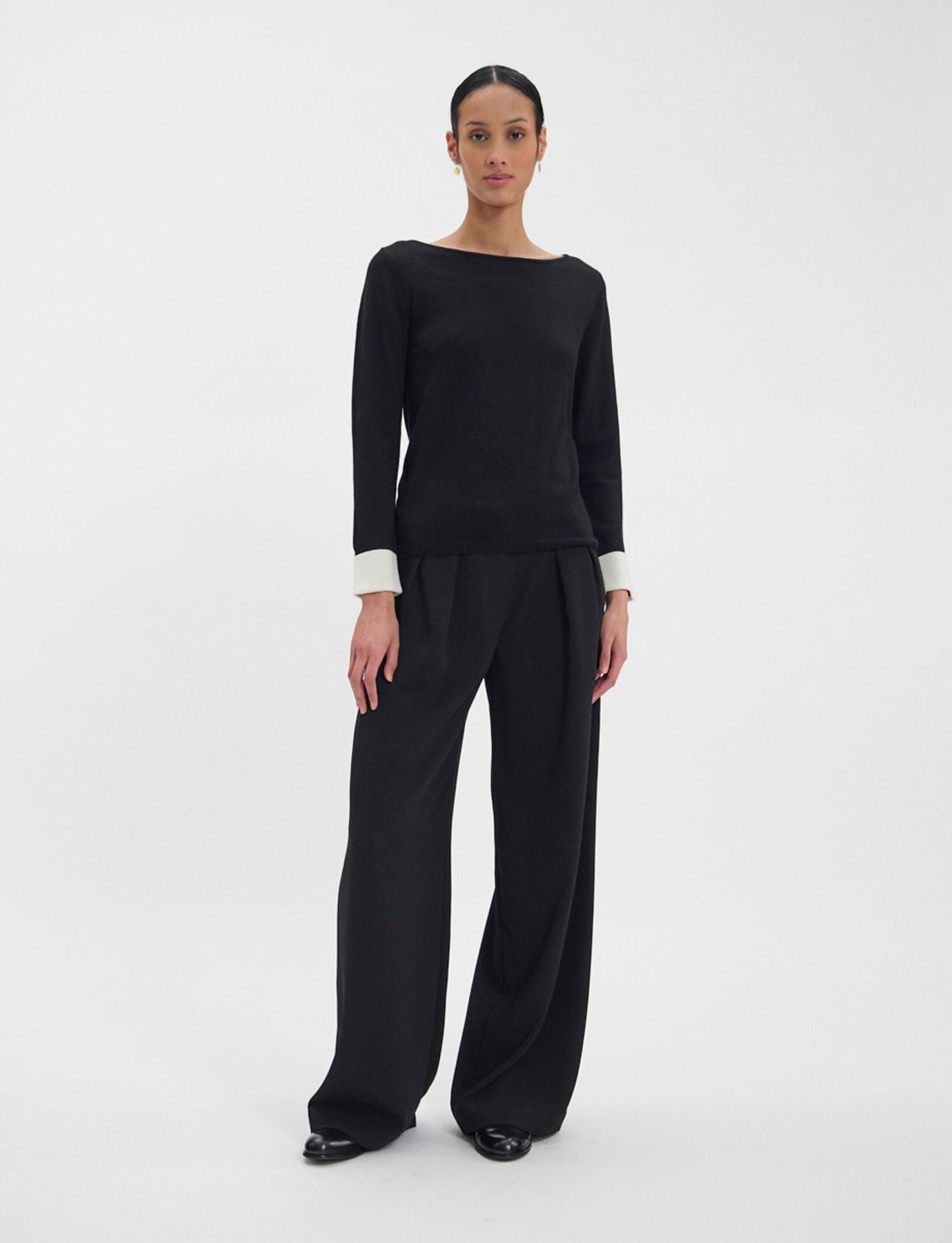 Pull Gigi en laine mérinos noire, poignets blancs