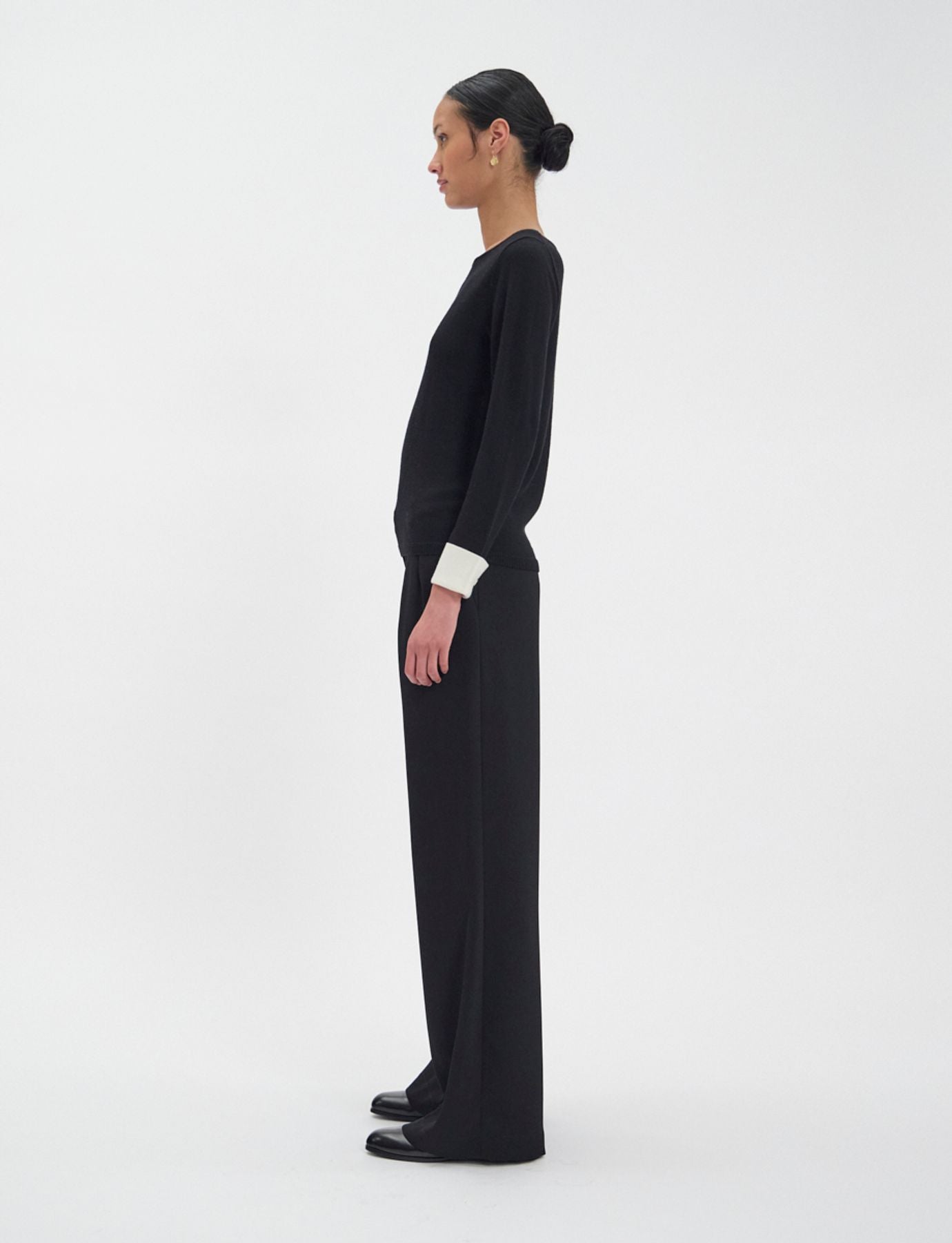 Pull Gigi en laine mérinos noire, poignets blancs