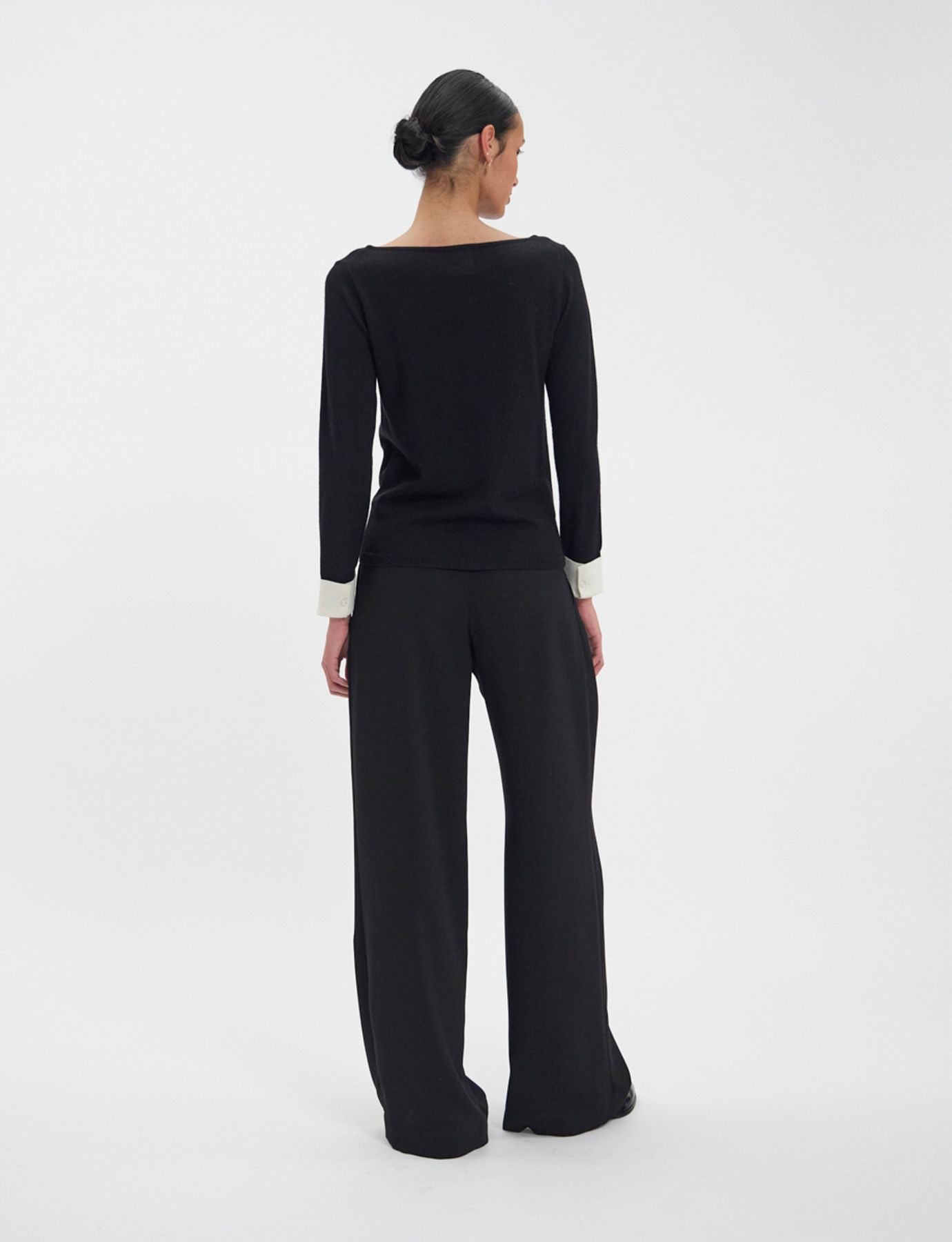 Pull Gigi en laine mérinos noire, poignets blancs