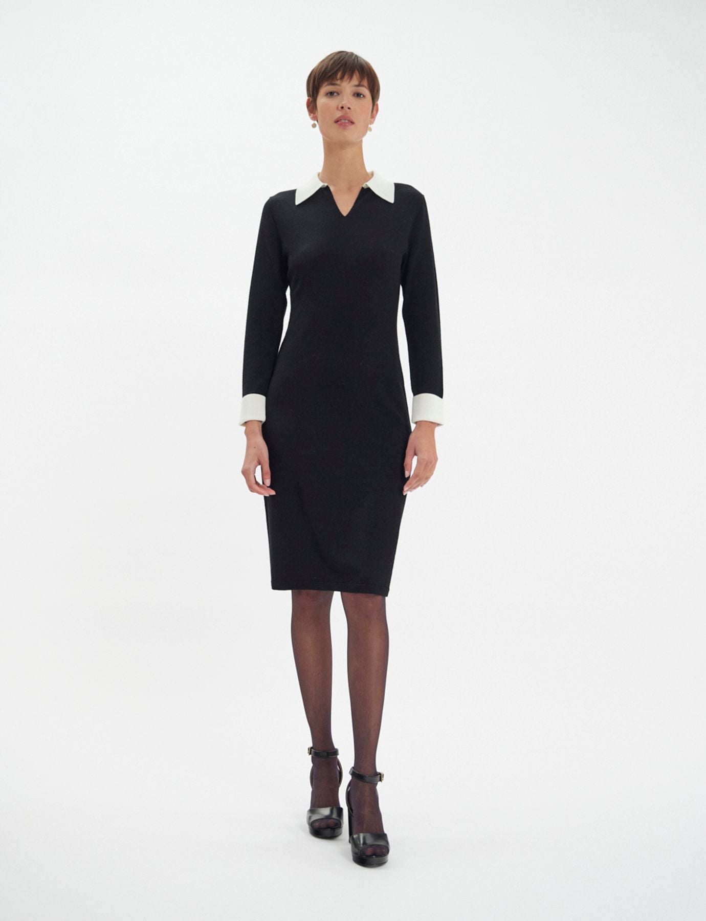 Robe Gabby en laine mérinos noire, poignets blancs