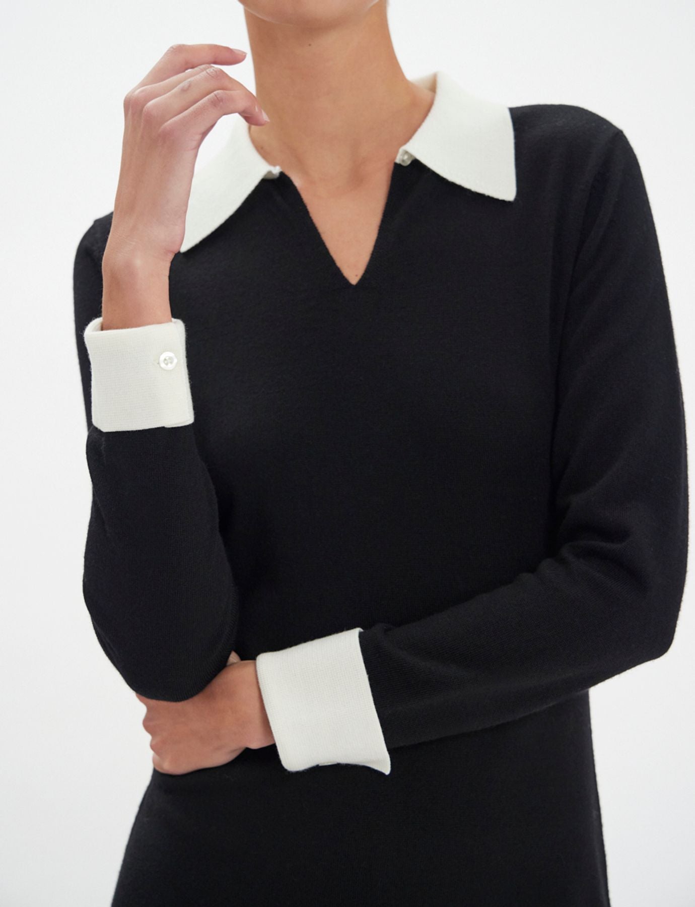 Robe Gabby en laine mérinos noire, poignets blancs