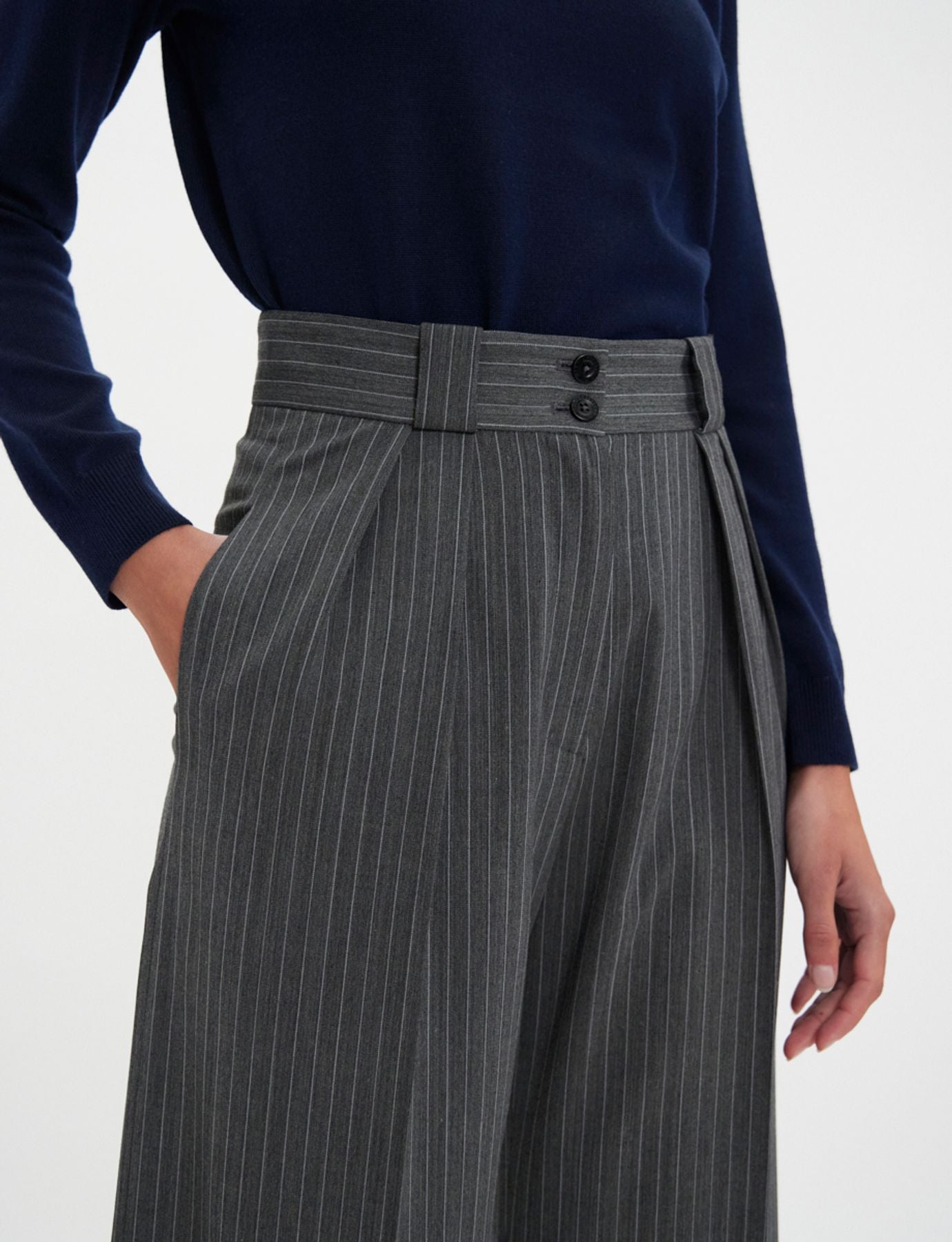 Pantalon Marlène gris à rayures blanches