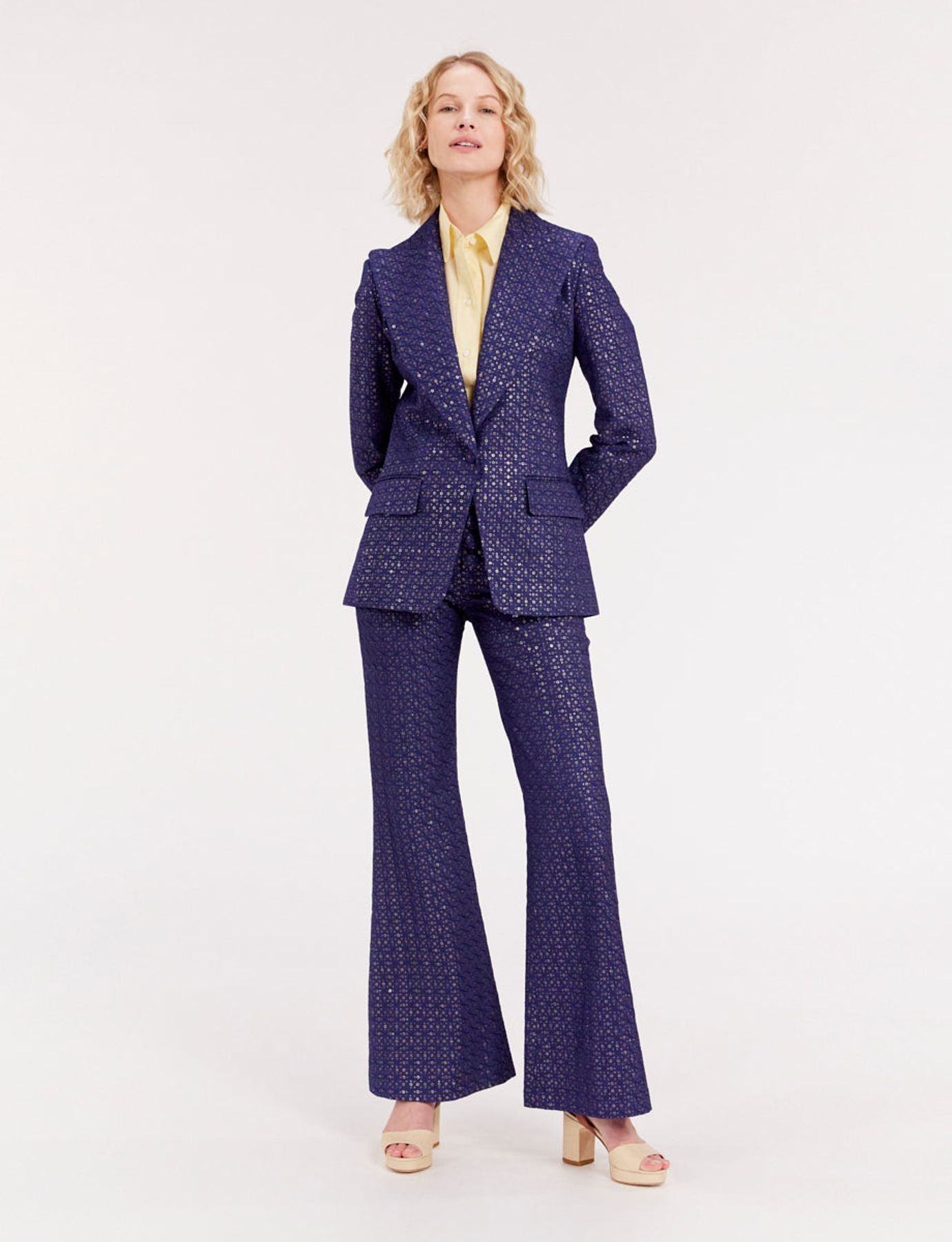 Chaqueta azul marino con paloma bordada