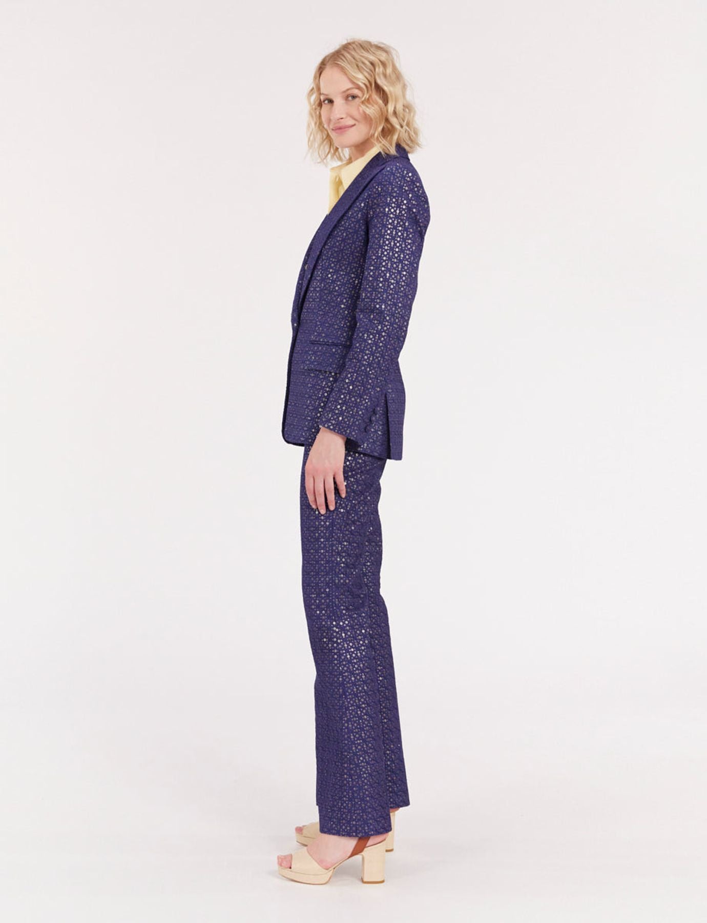 Chaqueta azul marino con paloma bordada