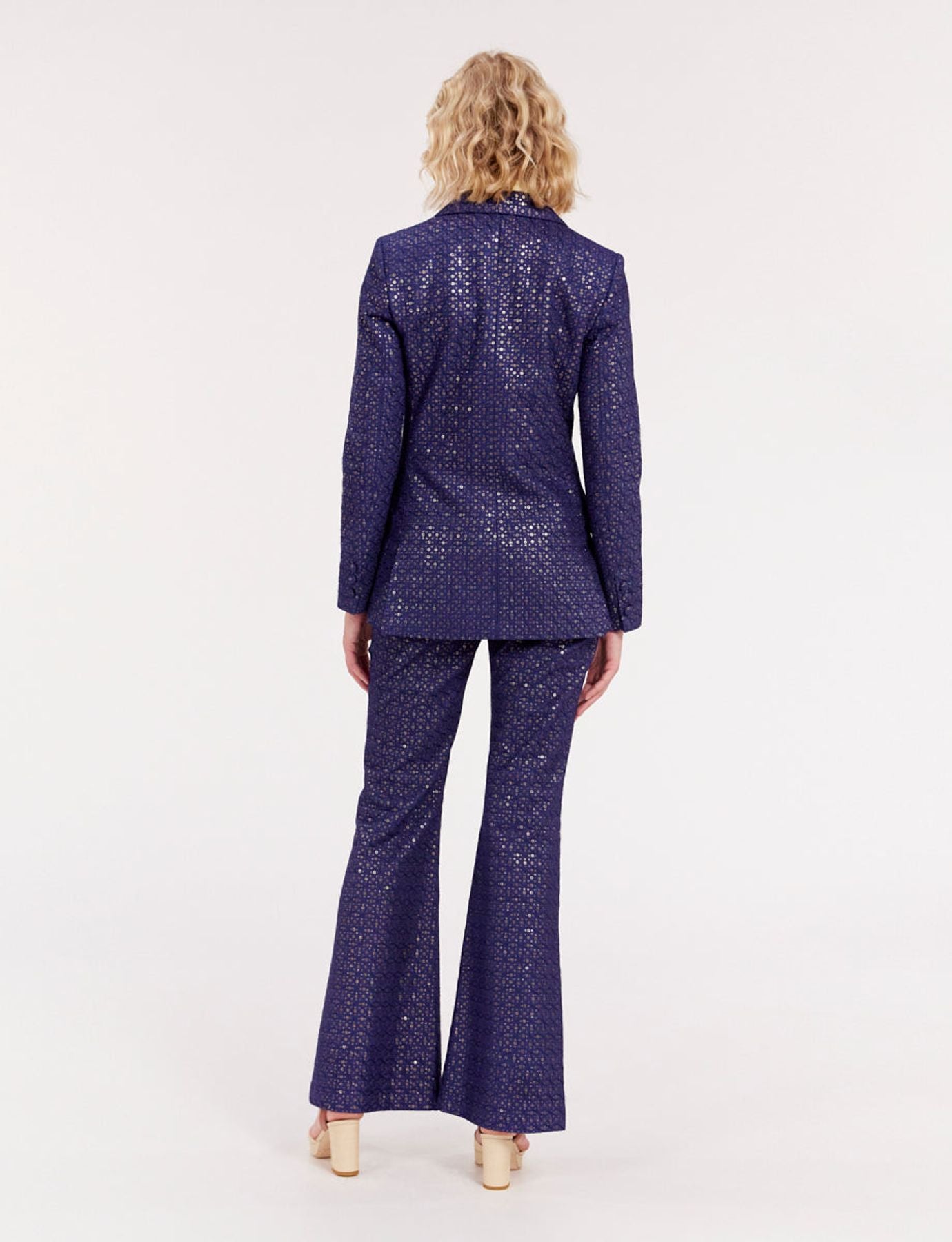 Chaqueta azul marino con paloma bordada