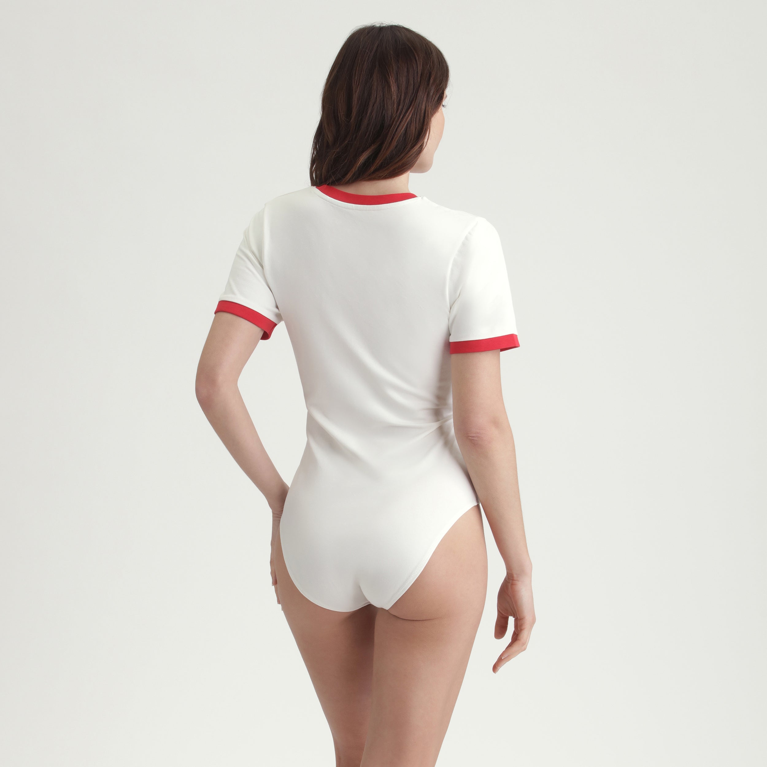 Body Nacre twisté par un col rouge DIM x Ines de La Fressange