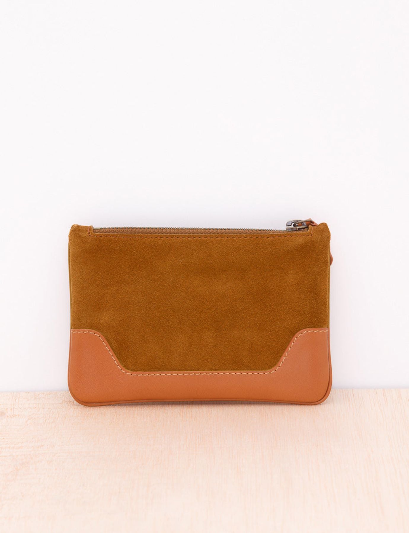 pochette-joyeuse-moutarde-suede-taille-m