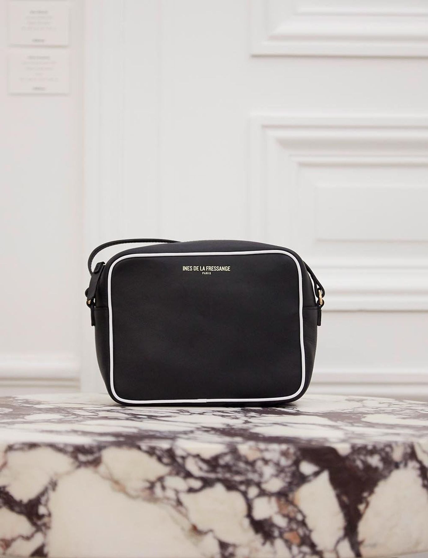 Bolso Marcia de piel negra con ribete blanco