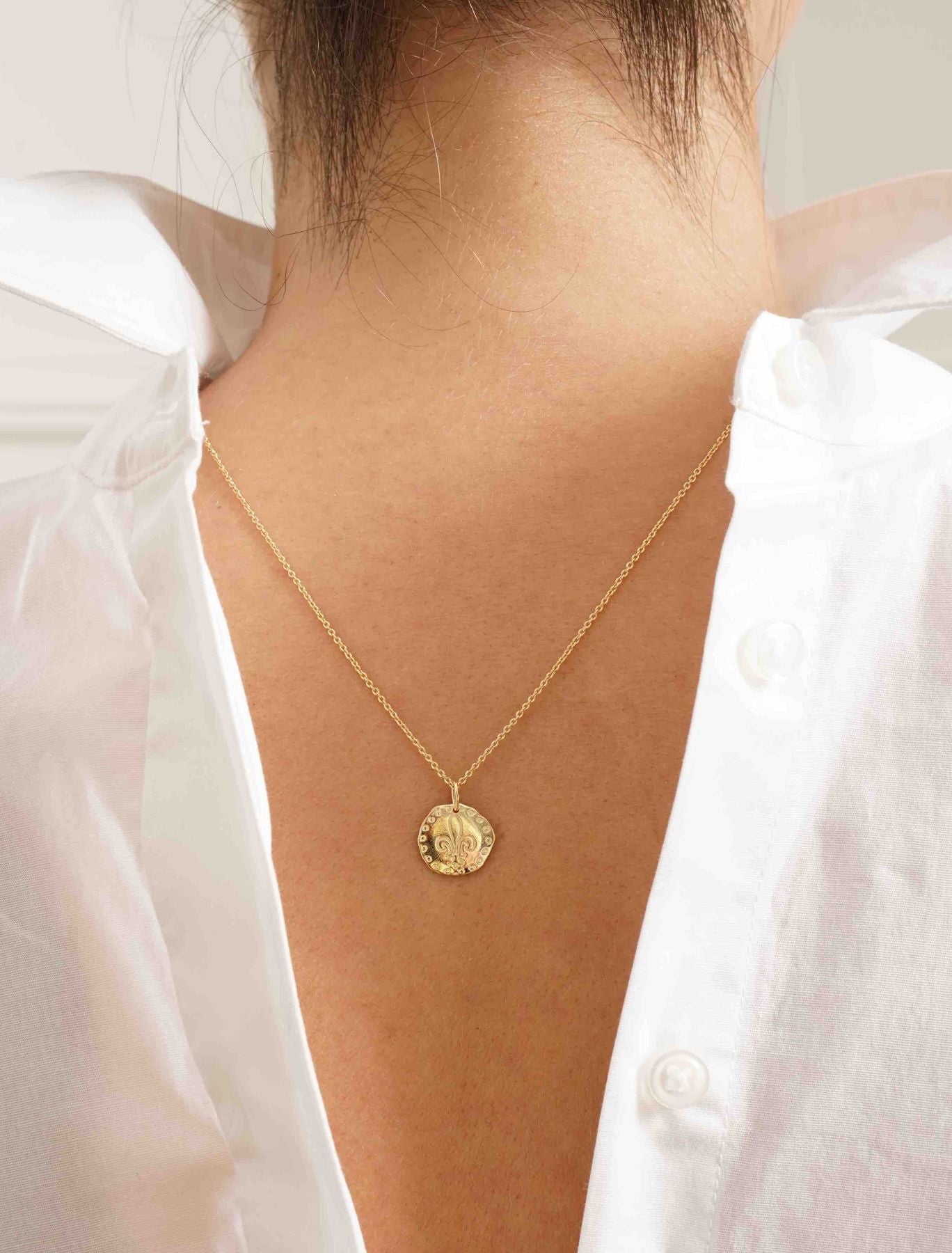 colgante Lutetia chapado en oro con motivo de lirio
