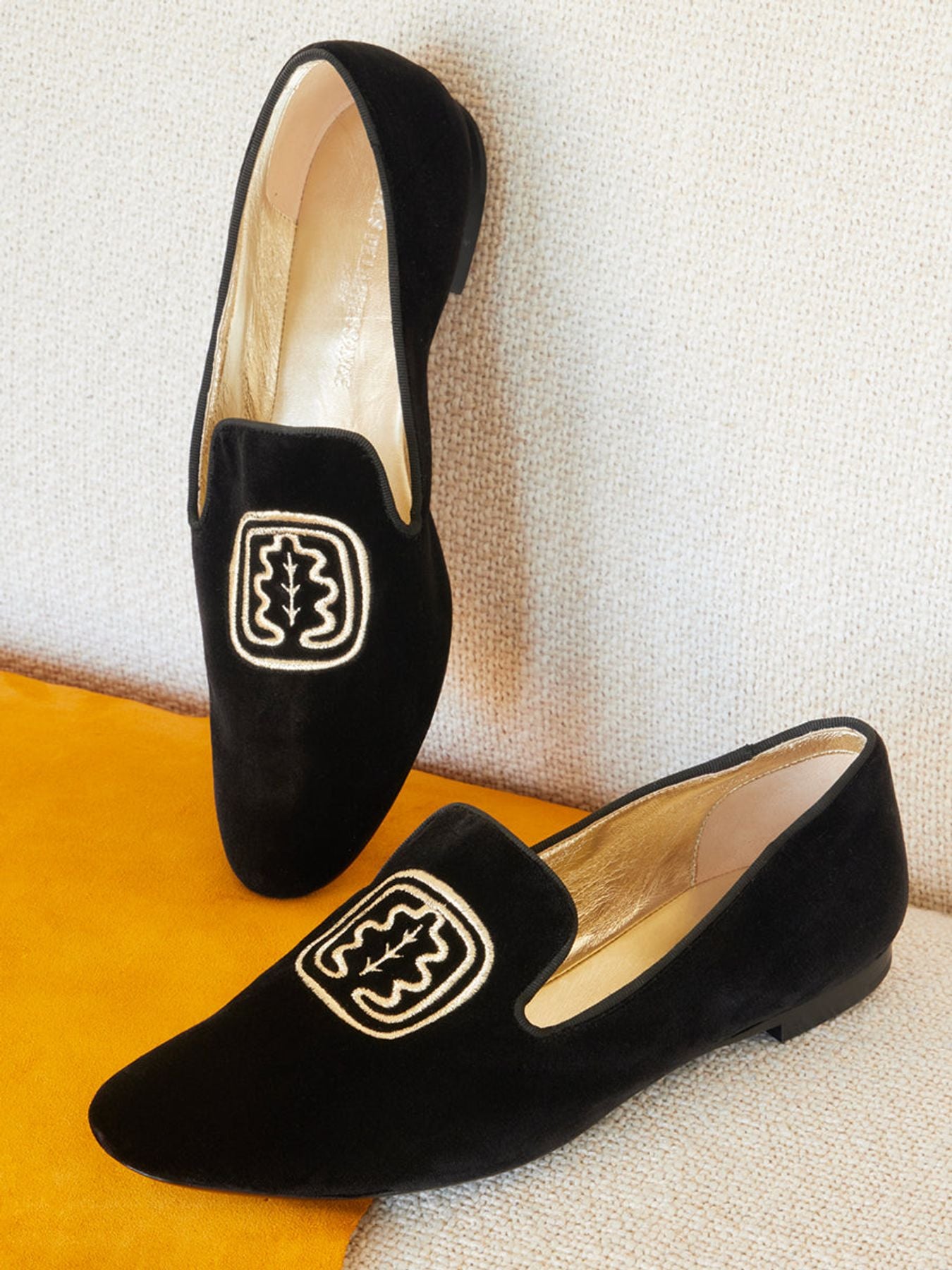 Slippers brodées noires en velours