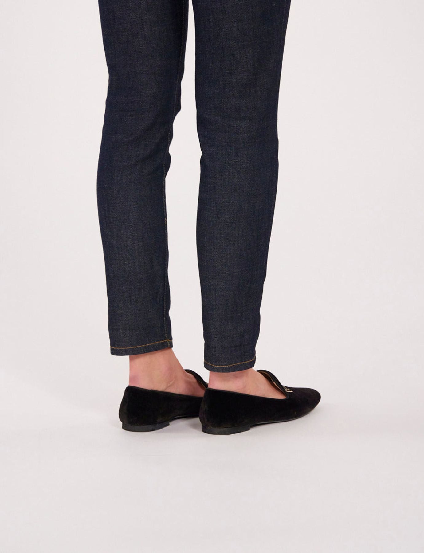 Slippers brodées noires en velours