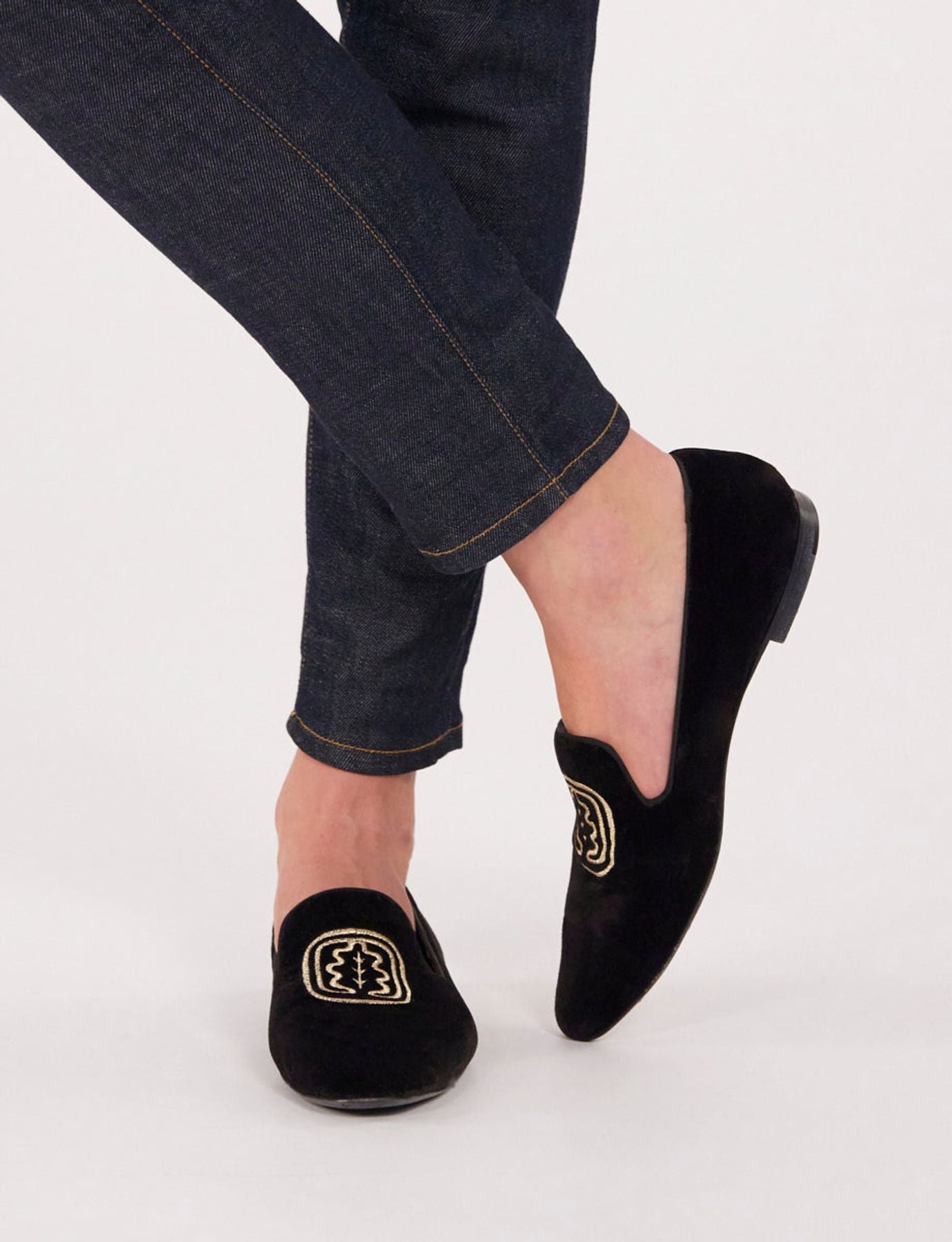 Slippers brodées noires en velours