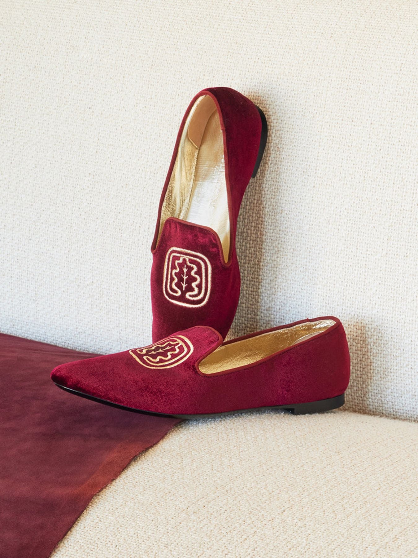 Slippers brodées bordeaux en velours