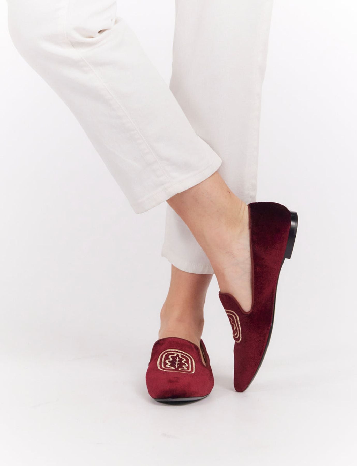 Slippers brodées bordeaux en velours