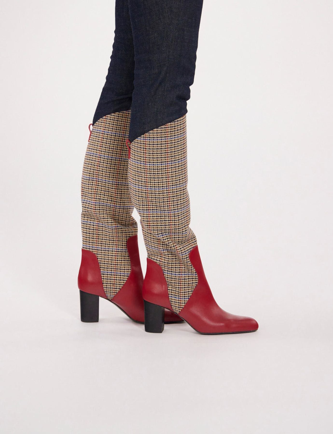 Hoher Stiefel mit Absatz