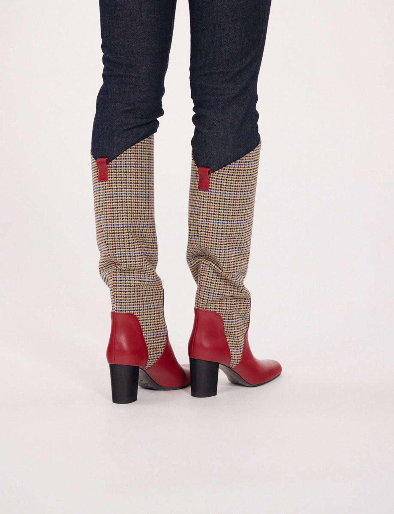 Hoher Stiefel mit Absatz