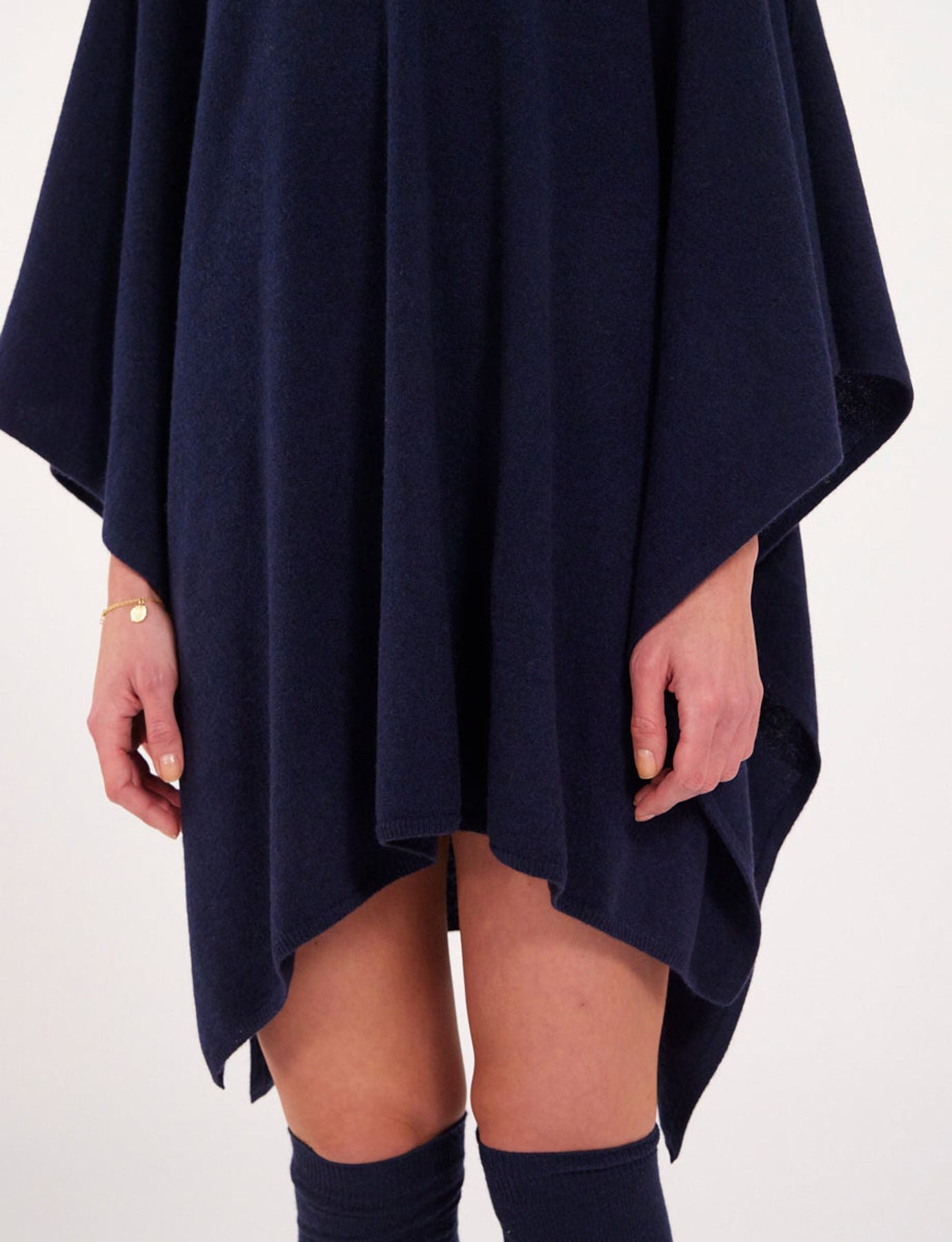 Poncho col V bleu nuit x Notshy