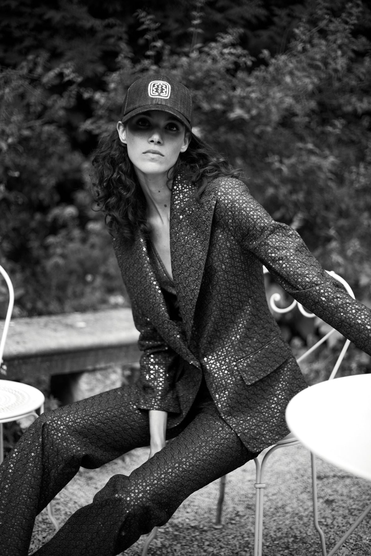 Chaqueta azul marino con paloma bordada