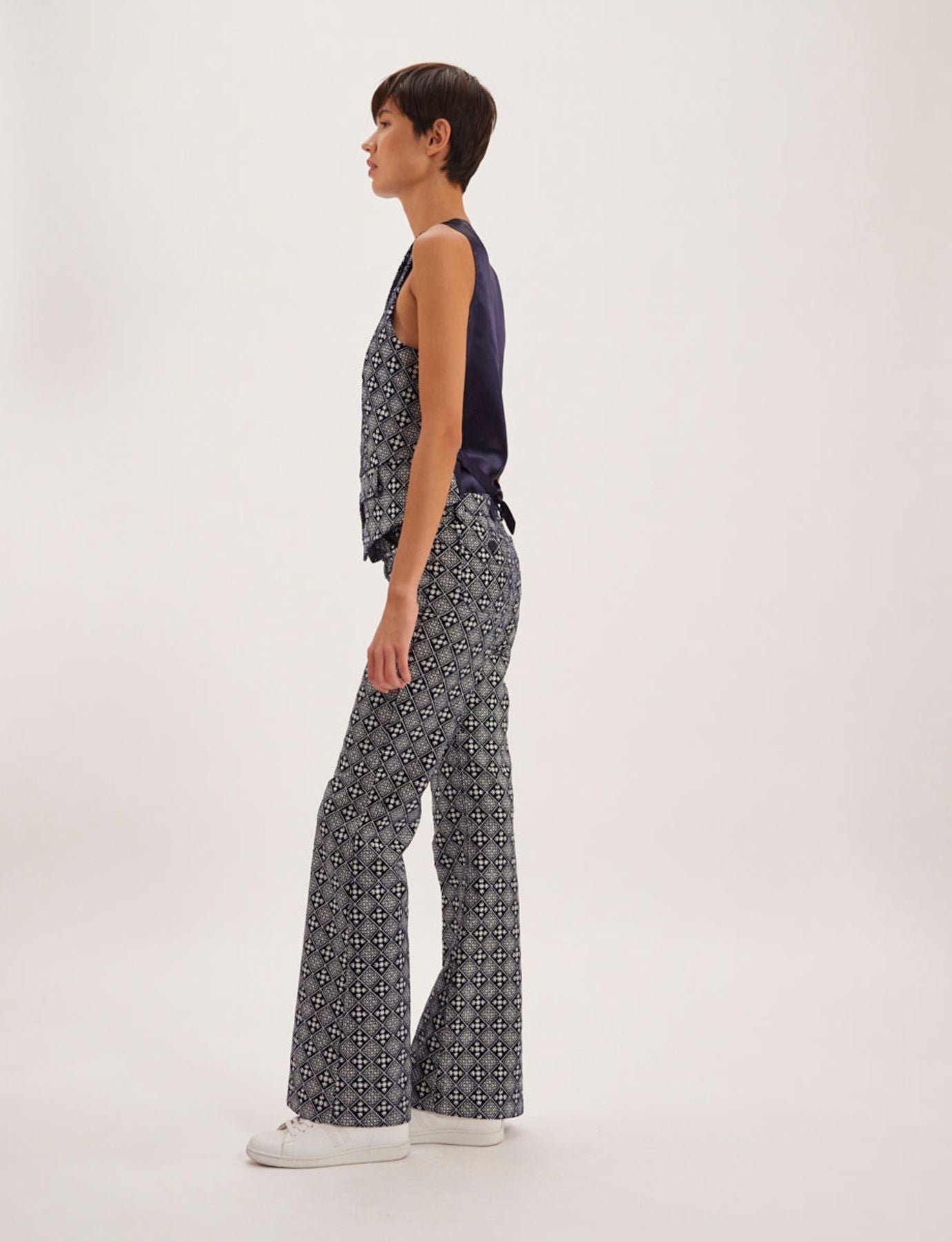 Pantaloni Charlotte ricamati in bianco e blu