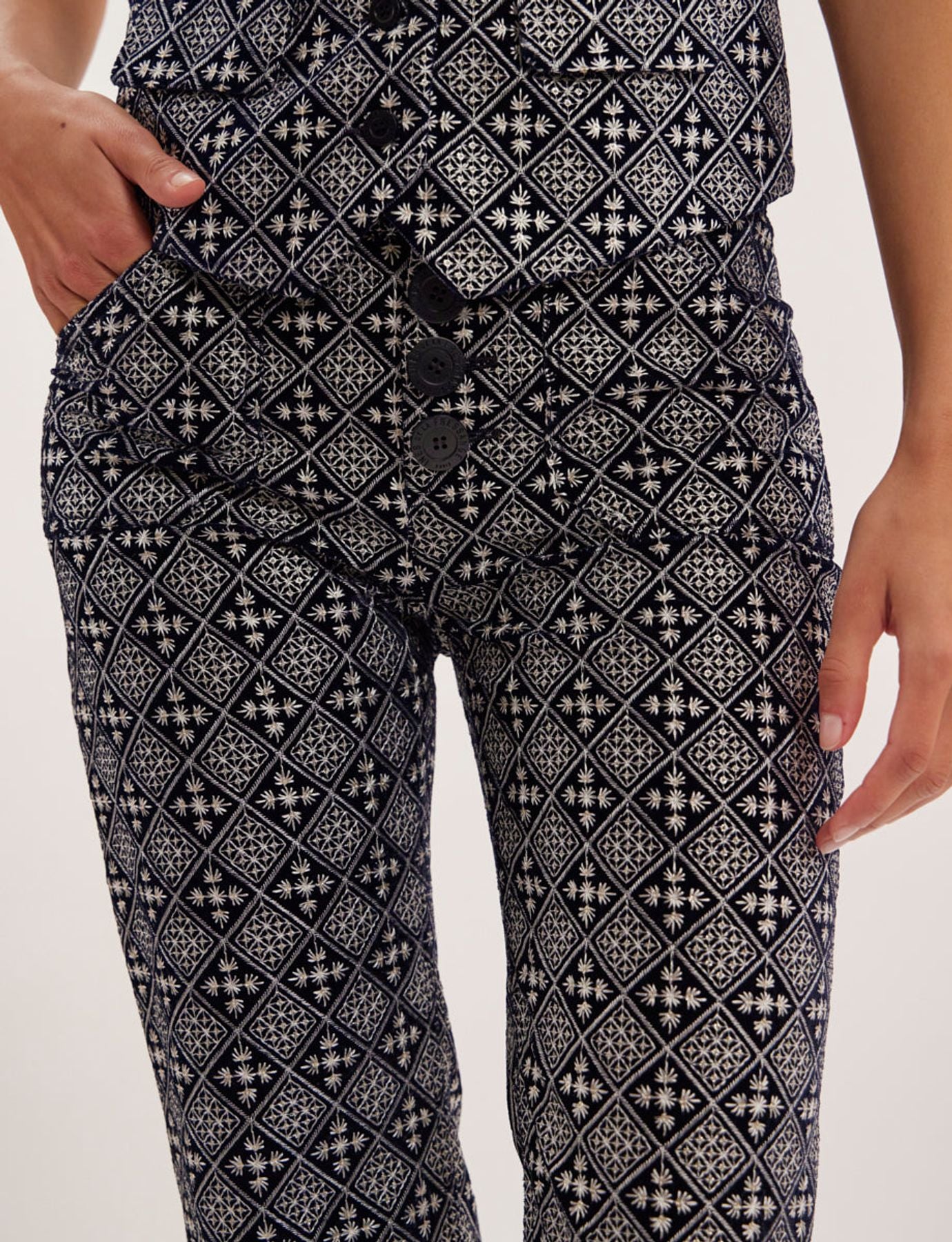 Pantaloni Charlotte ricamati in bianco e blu
