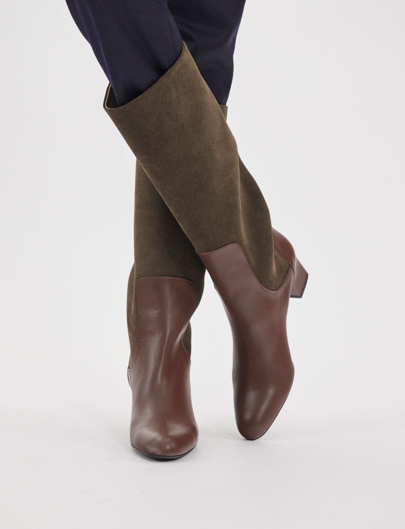Bottes hautes à talon, cuirs vert et chocolat
