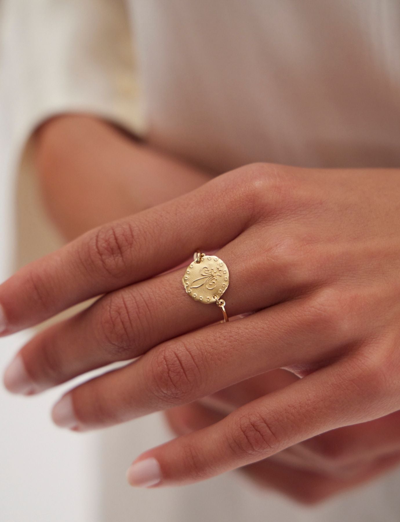 Anillo Lutetia chapado en oro con motivo de lirios