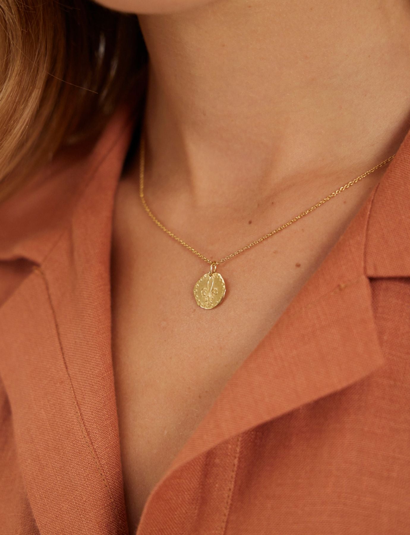colgante Lutetia chapado en oro con motivo de lirio