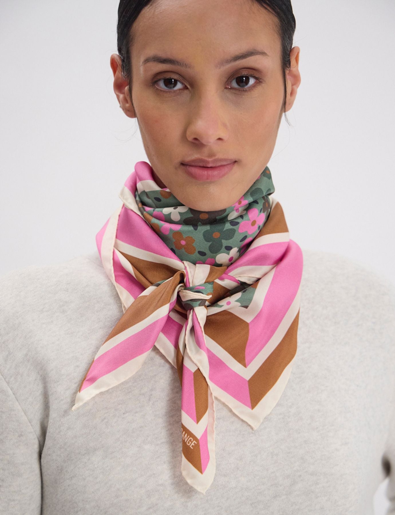 Foulard Lewis en soie, motif à fleurs vert et rose