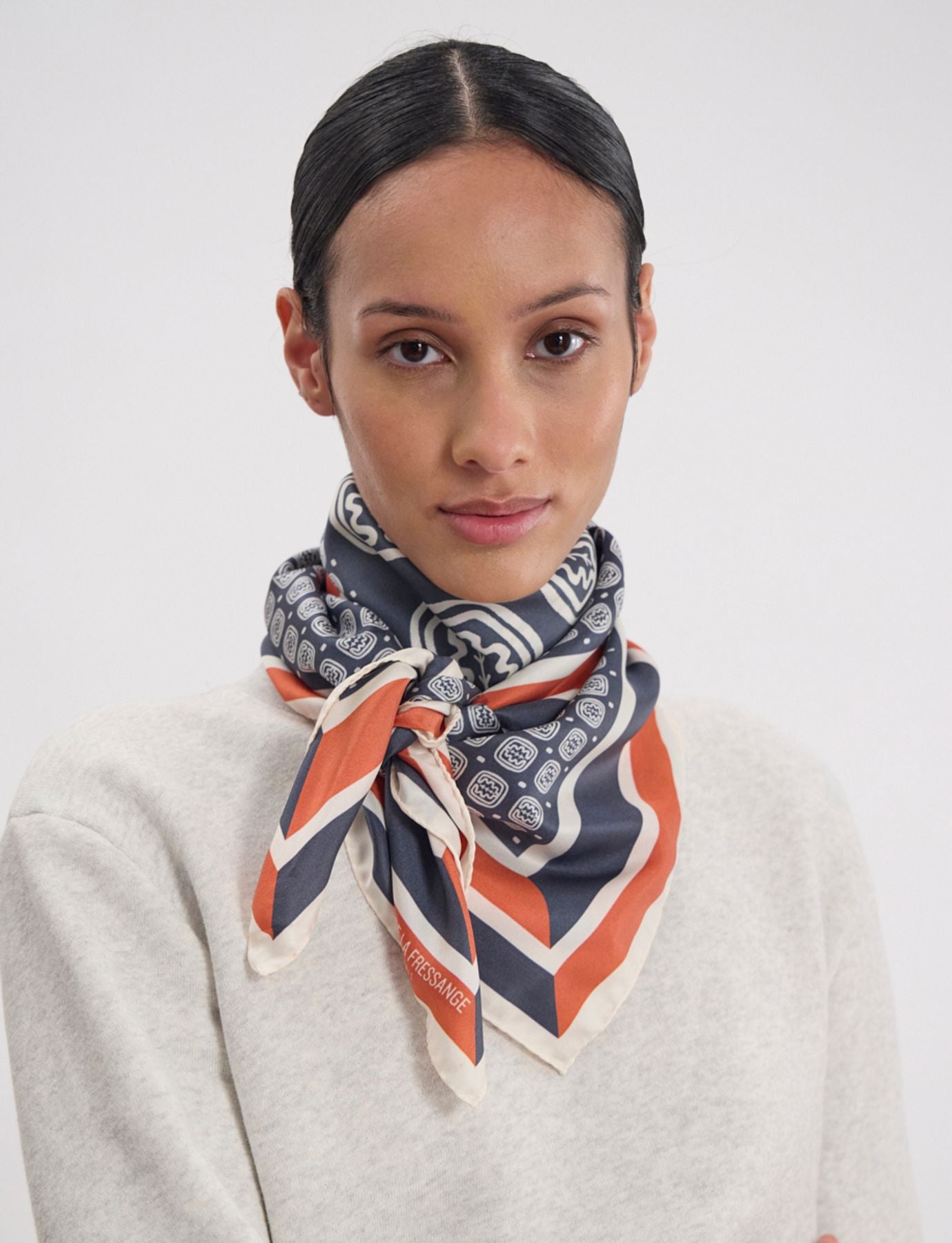 Foulard Lewis en soie, motif feuille de chêne bleu-ardoise et rouge