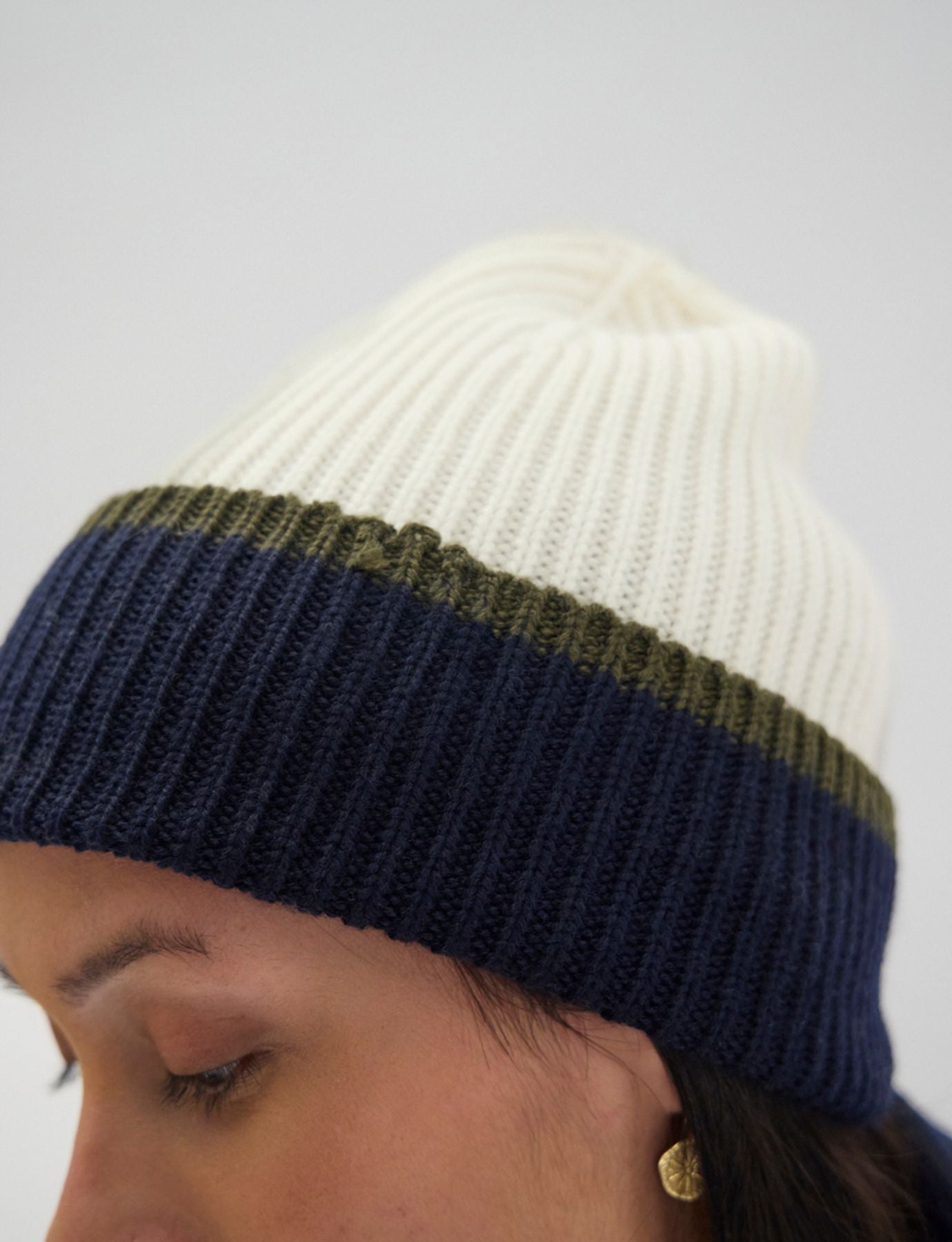 Gorro Pedro en punto revés crudo marino, malla caqui