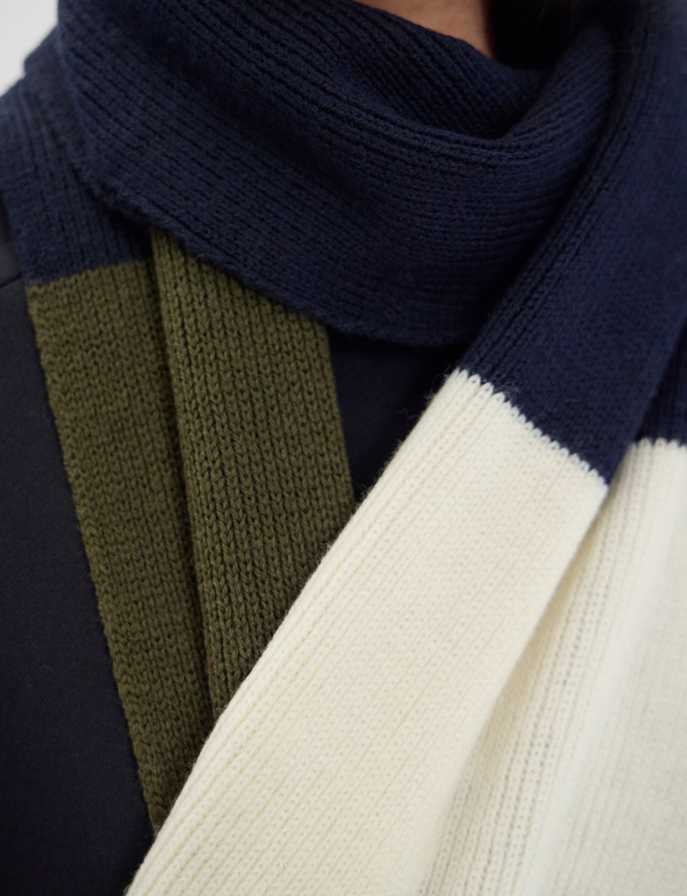 Ysée-Schal aus Wolle, marine, khaki und ecru