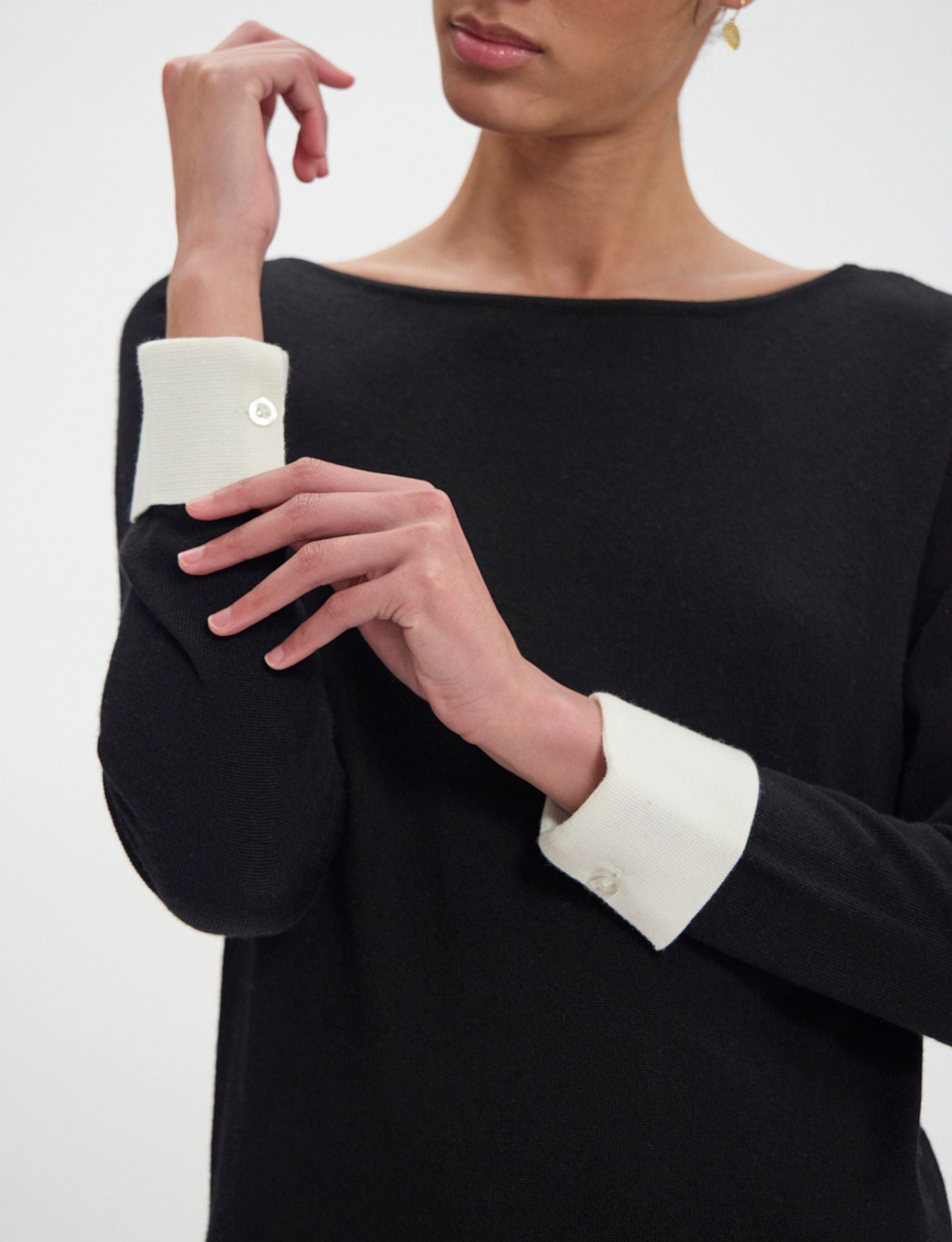 Pullover Gigi aus schwarzer Merinowolle, weiße Ärmelbündchen