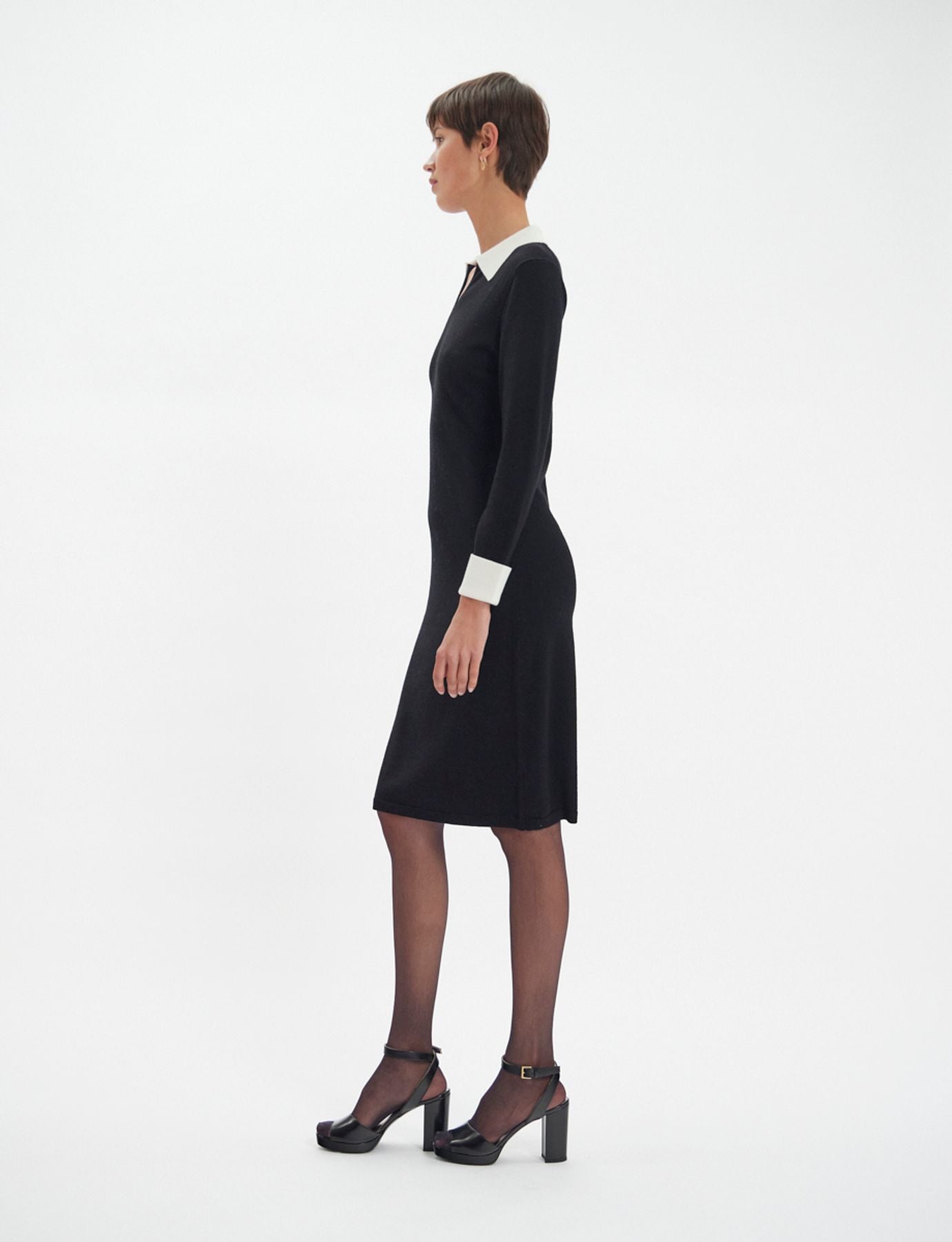 Gabby-Kleid aus schwarzer Merinowolle mit weißen Manschetten