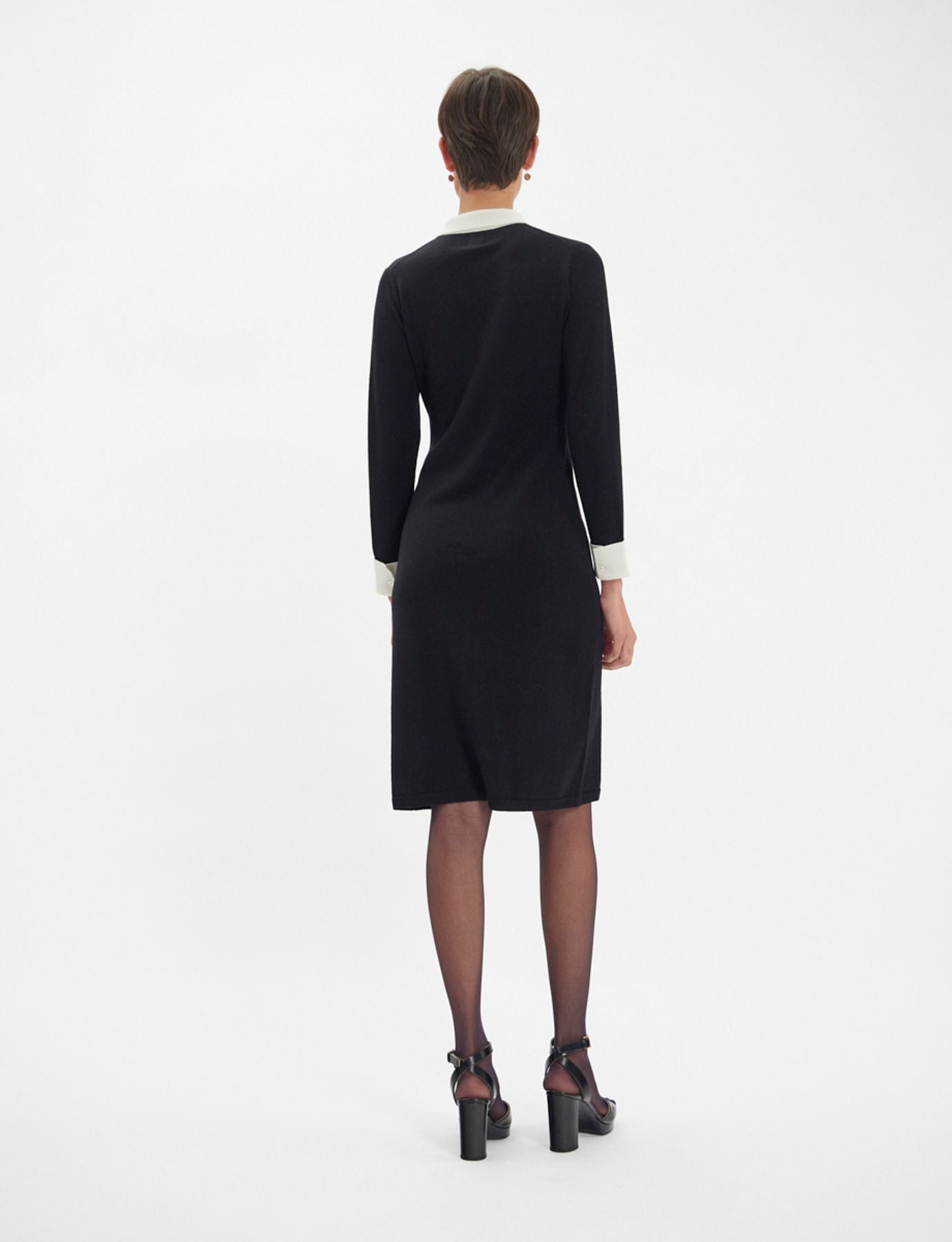 Gabby-Kleid aus schwarzer Merinowolle mit weißen Manschetten