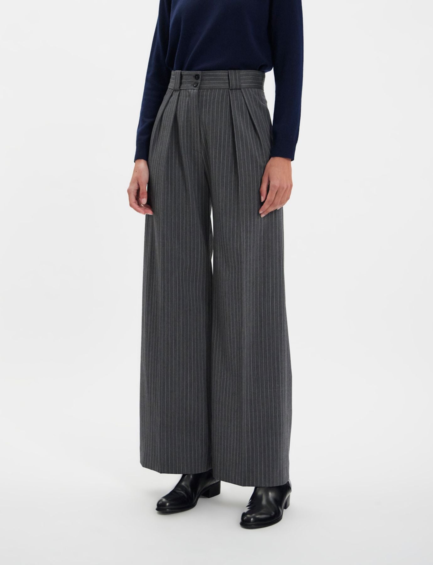 pantaloni-marlene-grigi-con-strisce-bianche