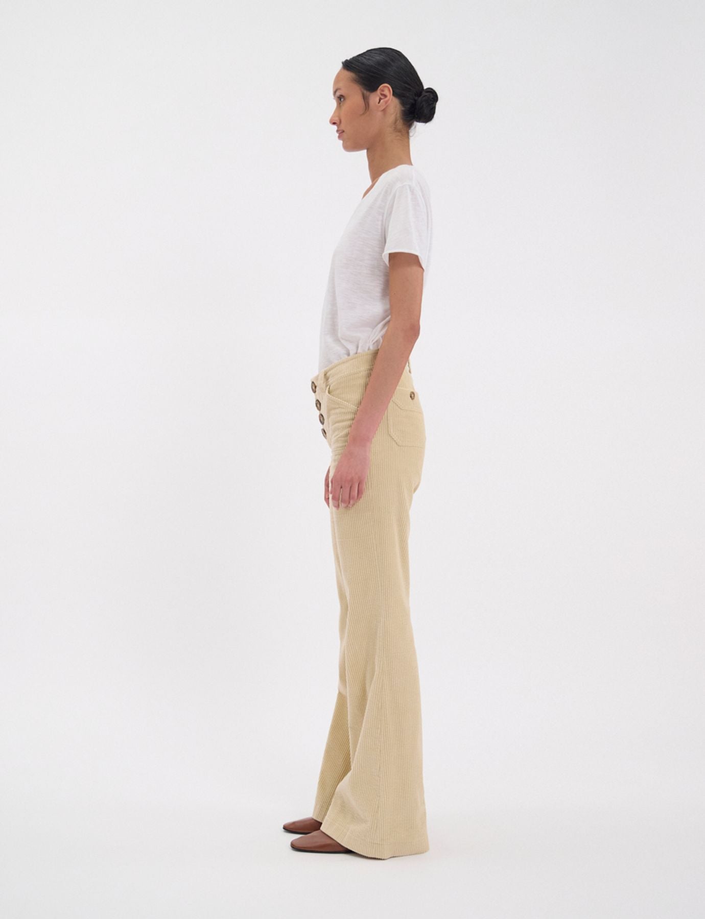 pantalon-charlotte-en-velours-grosse-cote-creme