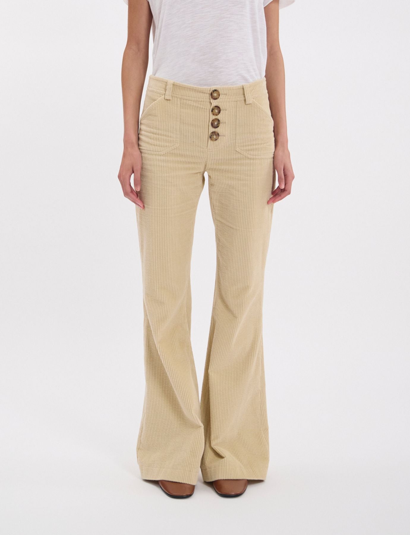 pantalon-charlotte-en-velours-grosse-cote-creme