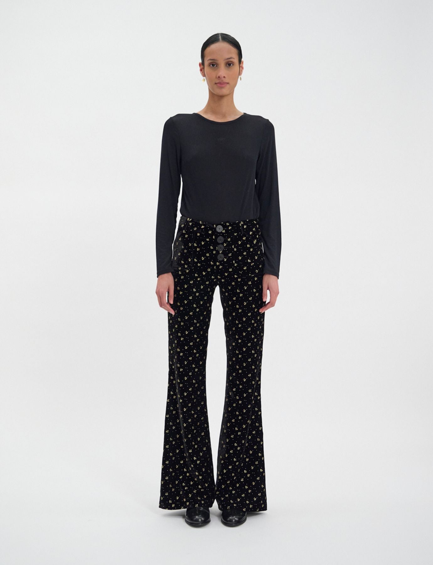 pantalon-charlotte-de-terciopelo-negro-liso-con-estampado-dorado