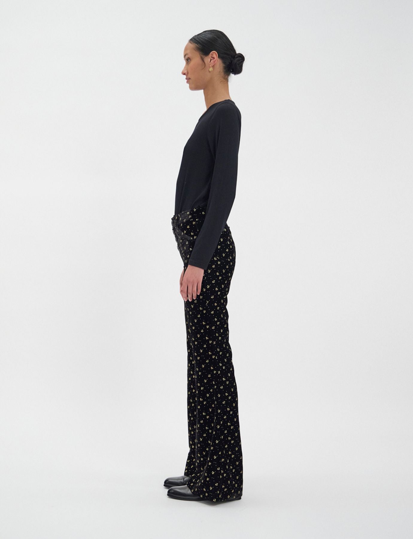 Pantalon Charlotte en velours lisse noir, imprimé doré