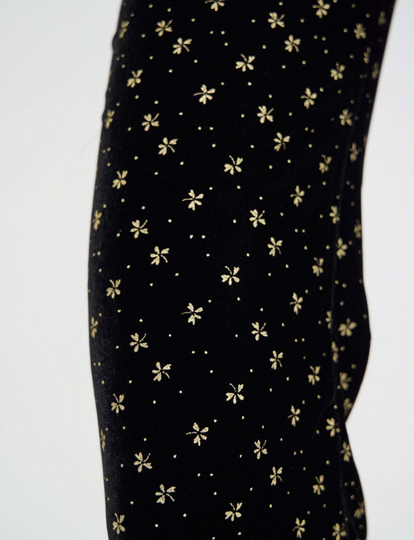 pantalon-charlotte-de-terciopelo-negro-liso-con-estampado-dorado