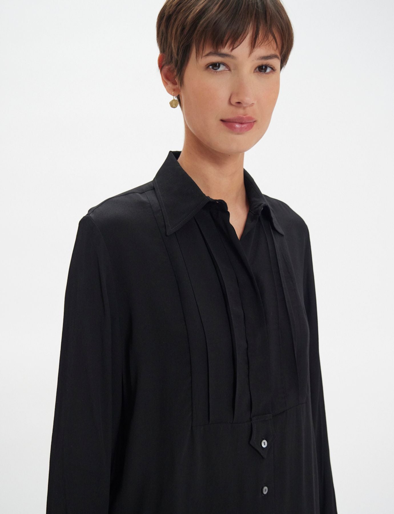 Clara black shirt