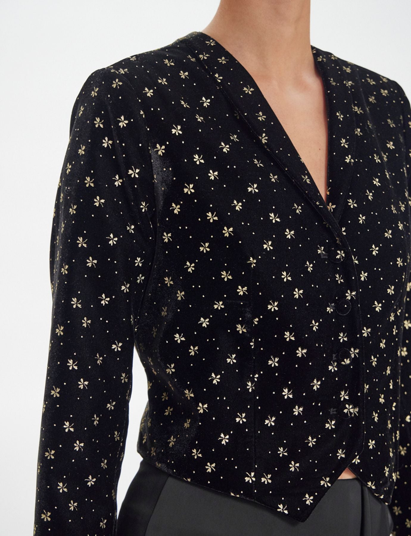 chaqueta-bolero-ole-de-terciopelo-negro-liso-con-estampado-dorado