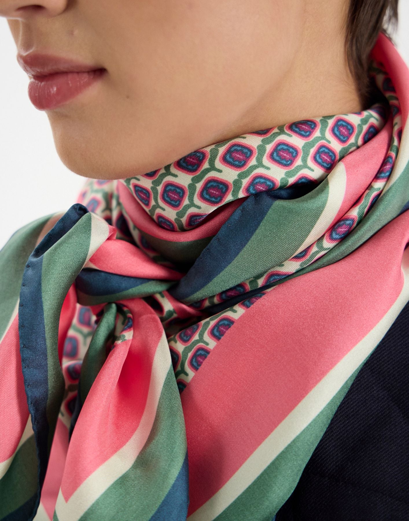 Foulard Lewis en soie vert à motif feuille de chêne