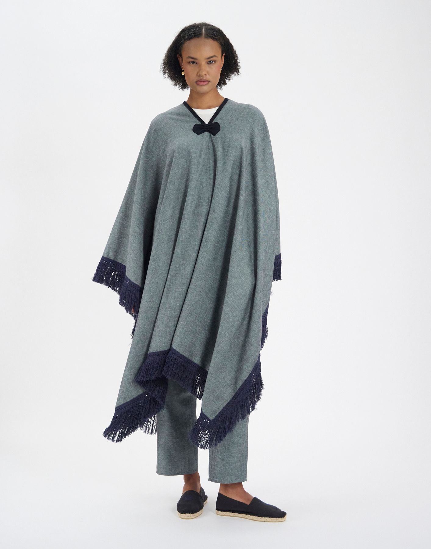 Gonzalo poncho in grey linen blend