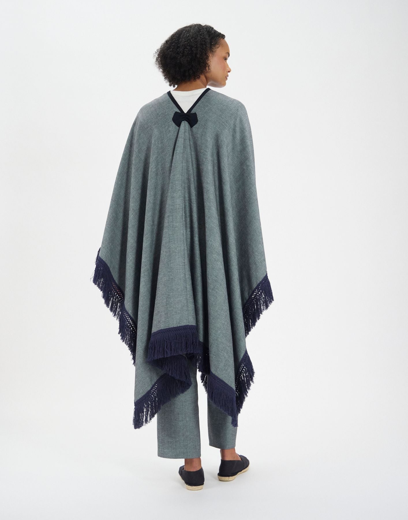 poncho-gonzalo-en-lin-melange-gris