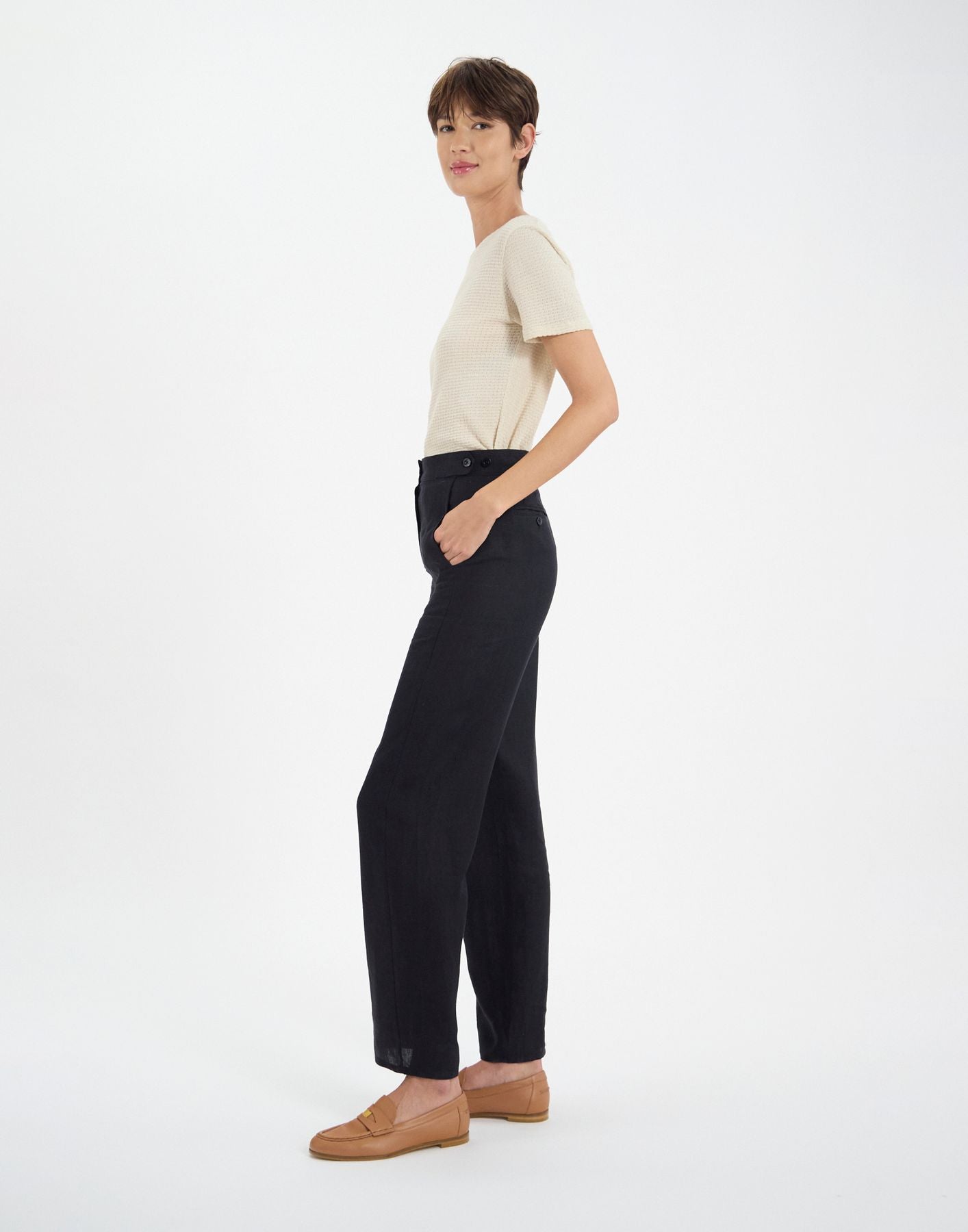 Pantaloni Piotr in lino nero con pinces