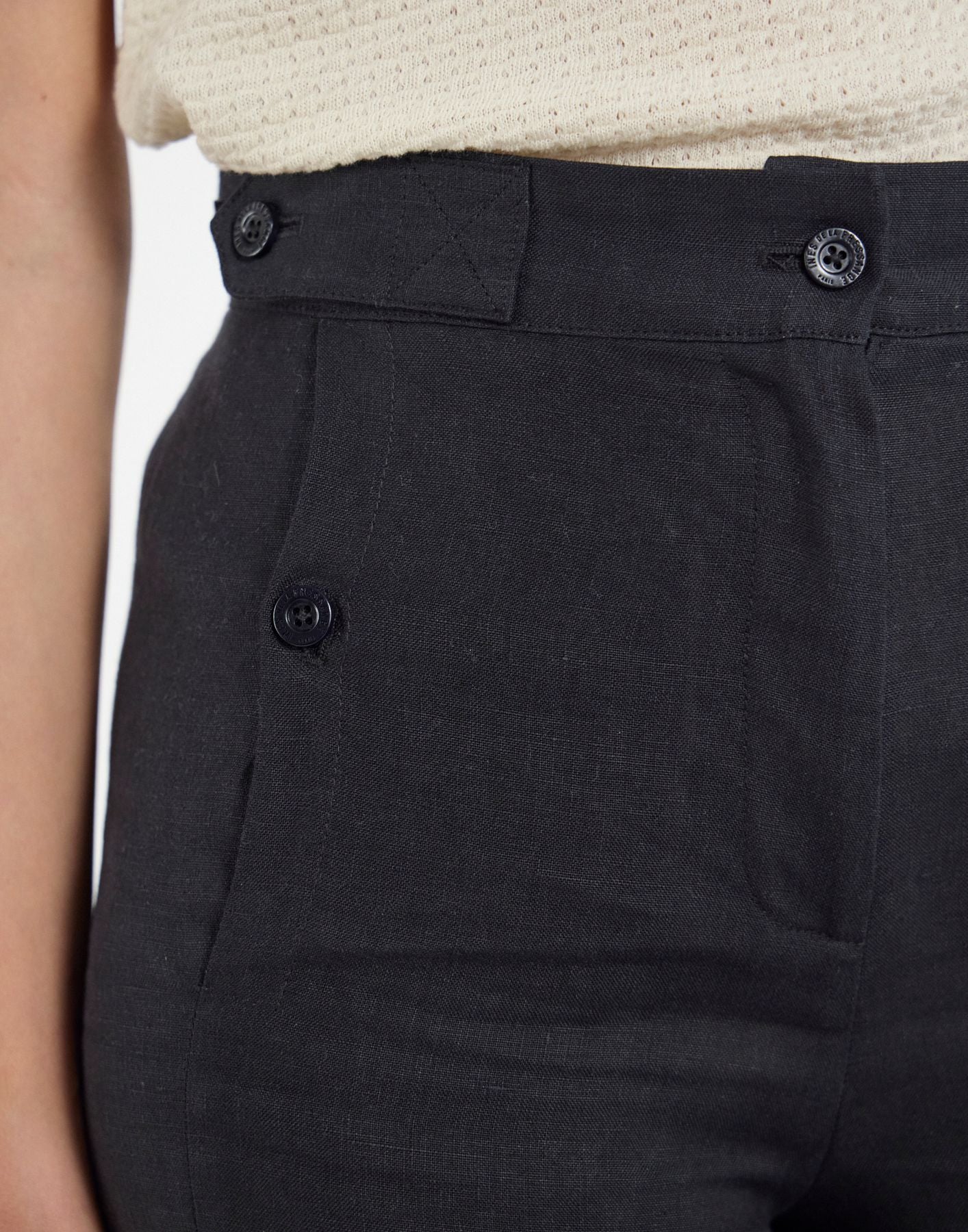 Pantaloni Piotr in lino nero con pinces