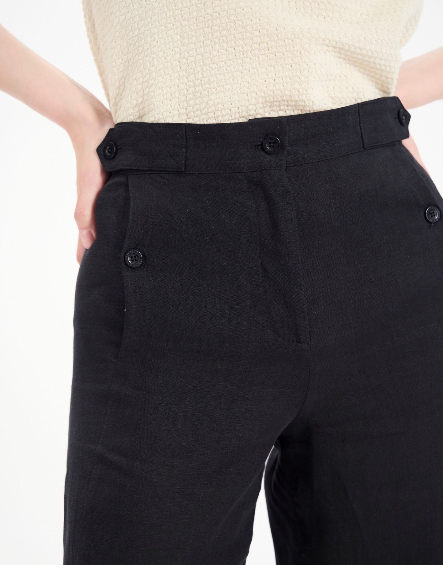 Pantaloni Piotr in lino nero con pinces